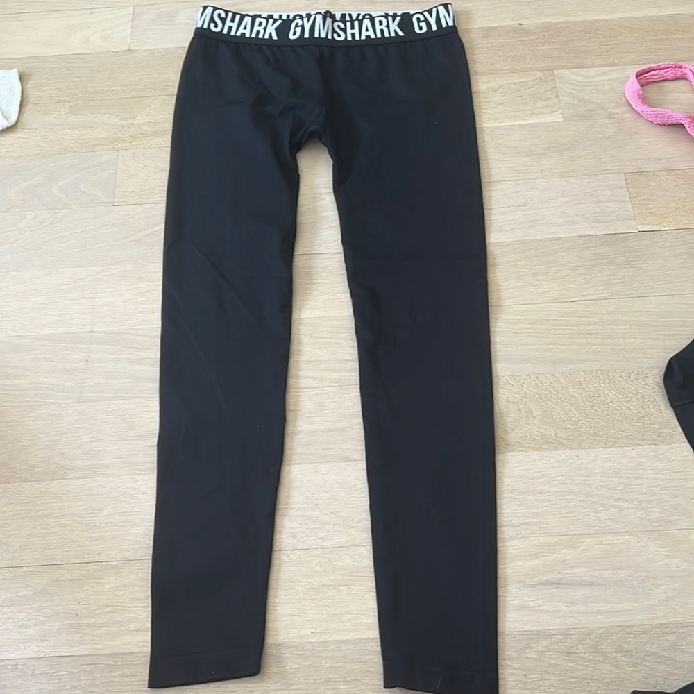 Black Gymshark leggings.